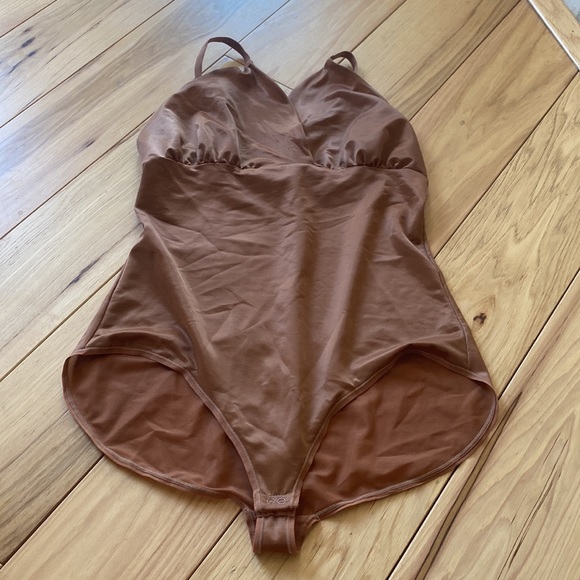 SKIMS BARELY THERE BODYSUIT BRIEF W/ SNAPS - Picture 2 of 4